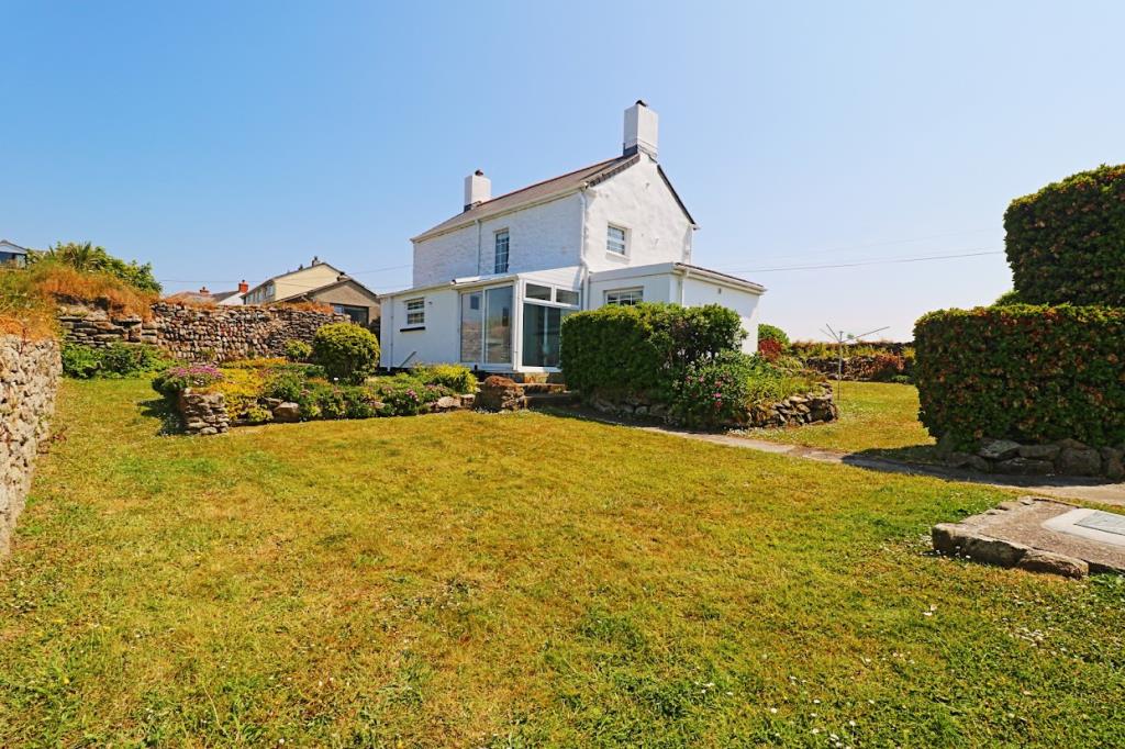 Lot: 62 - DETACHED COTTAGE WITH GARDEN, PARKING AND SEA VIEWS - Rear elevation of property with garden area